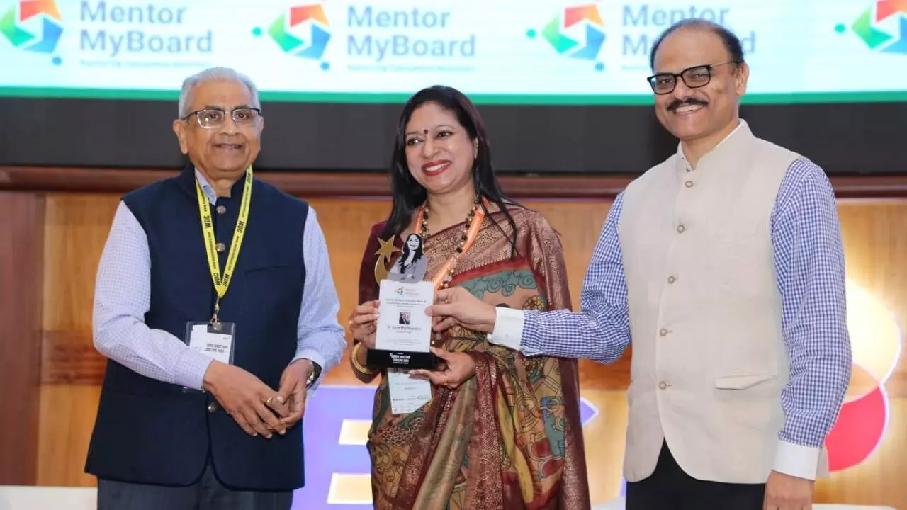 Sumitha Nandan, Manappuram Finance  Executive Director  recieving award