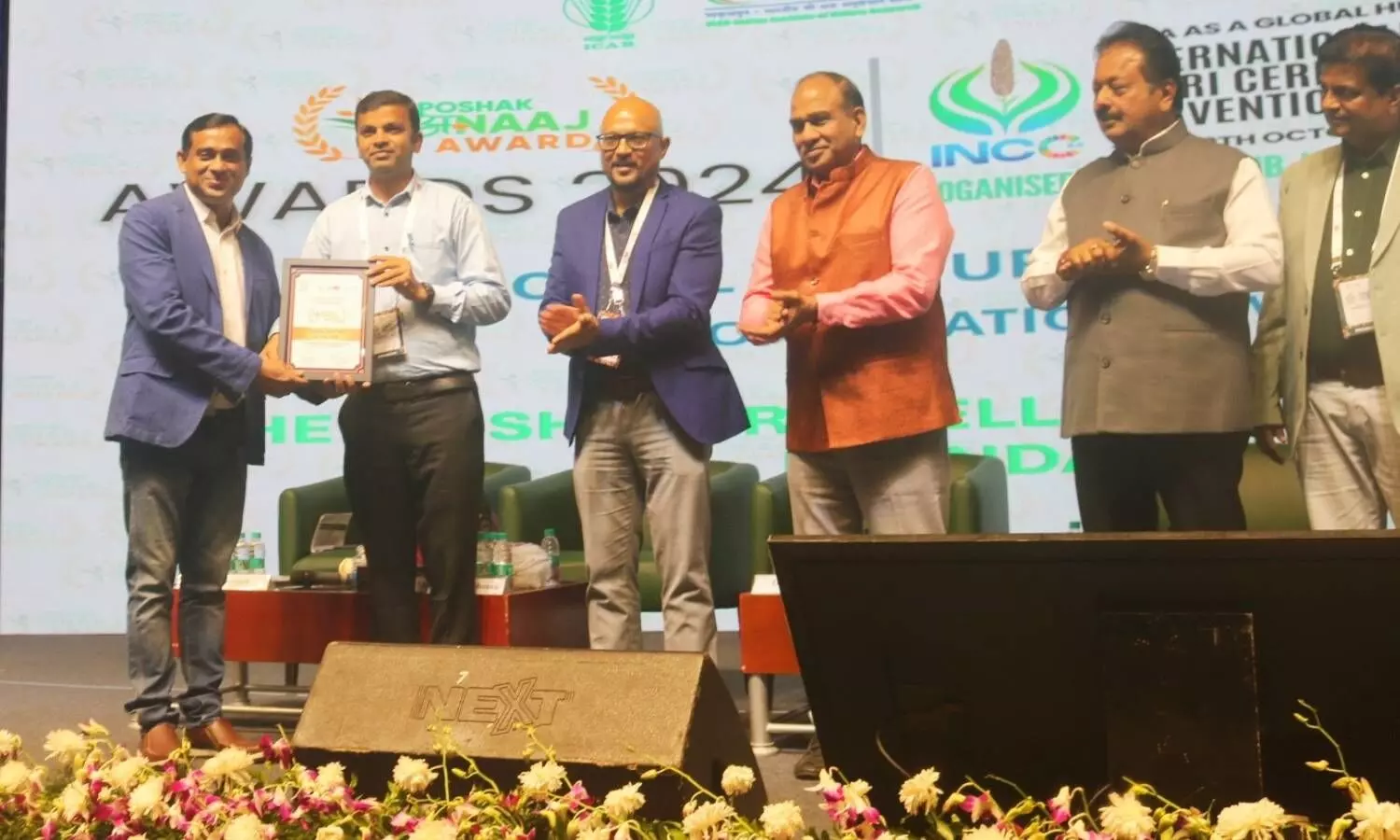 Ranjit George, MD, Kochi-based Fresh Start Wellness Cafe and Founder, Y2K Tots Foundation, receives the Social Venture of the Year award from Mijanur Rahman, R&D Head, PepsiCo Asia Pacific.