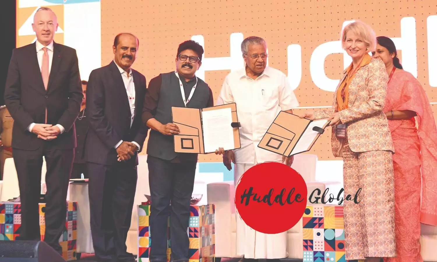 kerala cm pinarayi vijayan with huddle global delegates