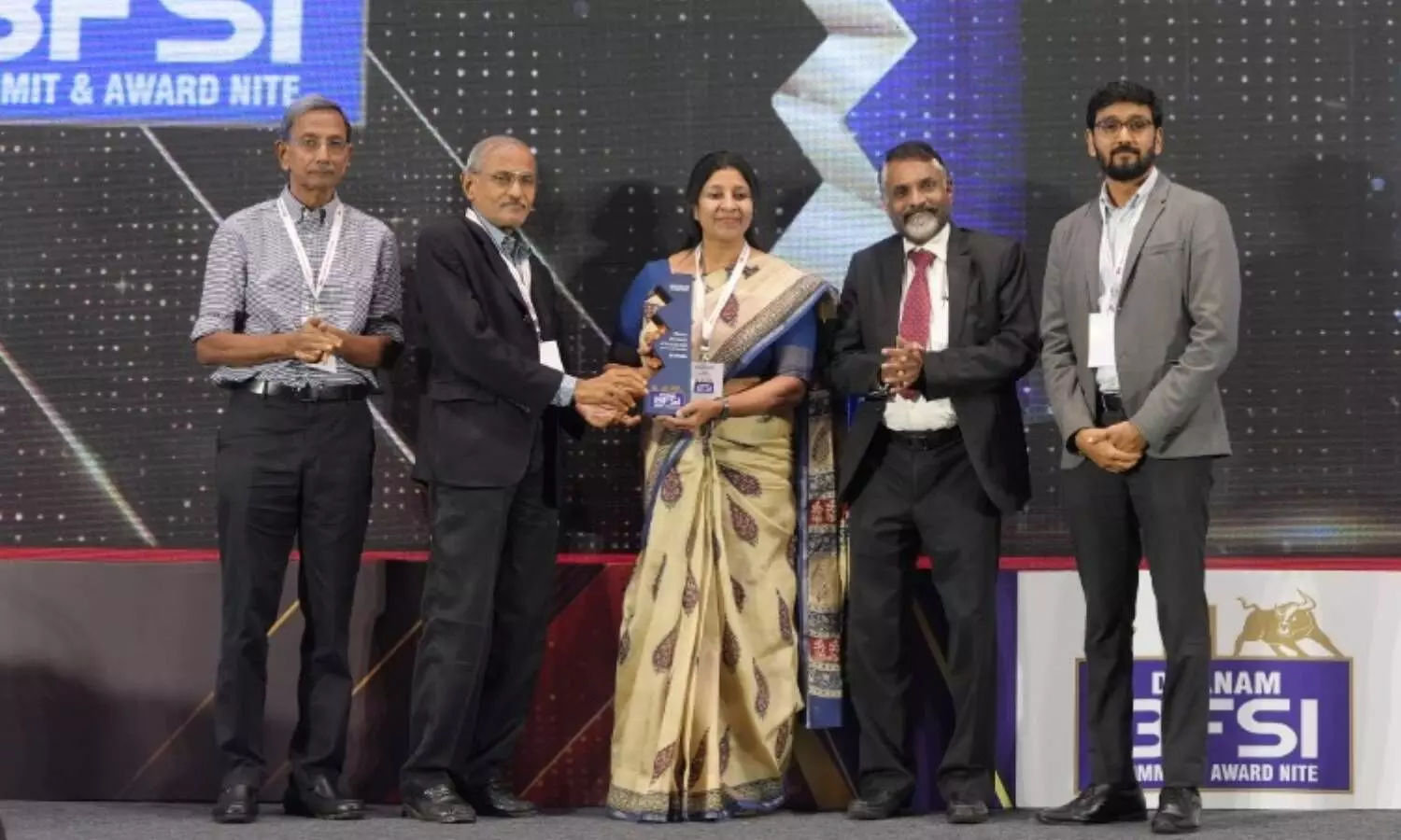 LIC Senior Divisional Manager Bindu Robert Receives Award from S. Ganesh Kumar, Former Executive Director of RBI and Independent Director of IDFC First Bank, at Dhanam BFSA Summit